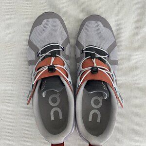 Like New - ON Womens Sneakers